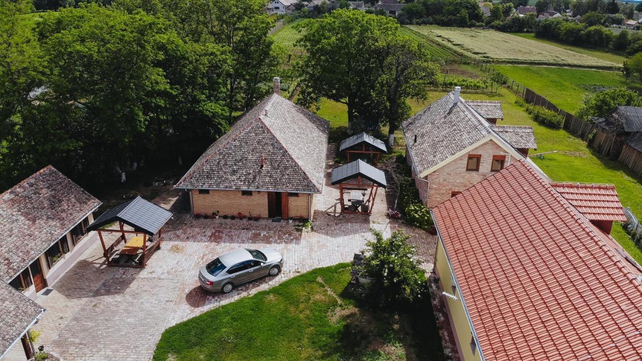 Sobe Kod Baje - Baranjska Kuca Bed and Breakfast Karanac Exteriör bild