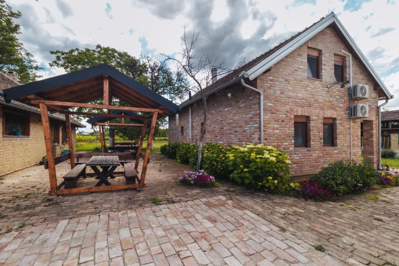 Sobe Kod Baje - Baranjska Kuca Bed and Breakfast Karanac Exteriör bild