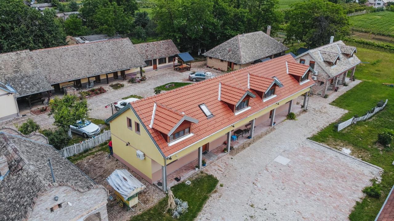 Sobe Kod Baje - Baranjska Kuca Bed and Breakfast Karanac Exteriör bild