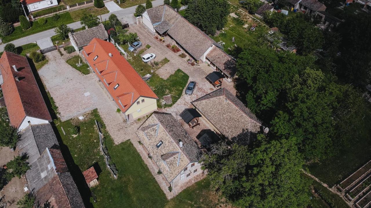 Sobe Kod Baje - Baranjska Kuca Bed and Breakfast Karanac Exteriör bild