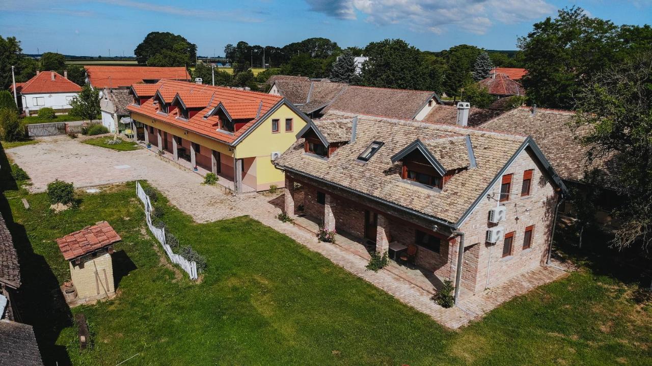 Sobe Kod Baje - Baranjska Kuca Bed and Breakfast Karanac Exteriör bild