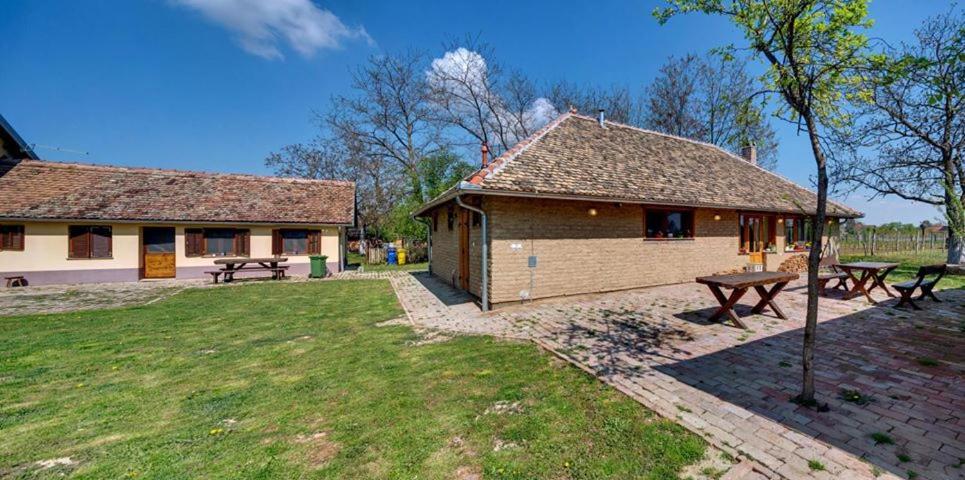 Sobe Kod Baje - Baranjska Kuca Bed and Breakfast Karanac Exteriör bild