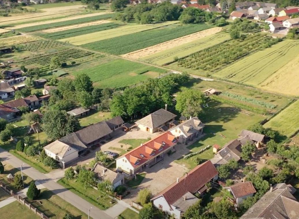 Sobe Kod Baje - Baranjska Kuca Bed and Breakfast Karanac Exteriör bild