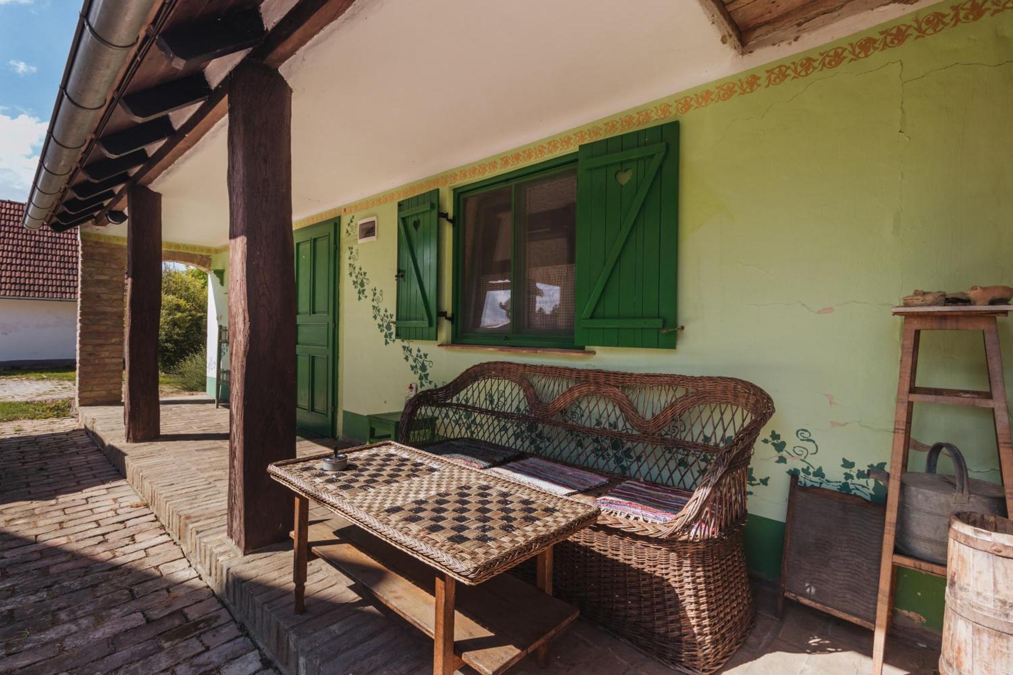 Sobe Kod Baje - Baranjska Kuca Bed and Breakfast Karanac Exteriör bild